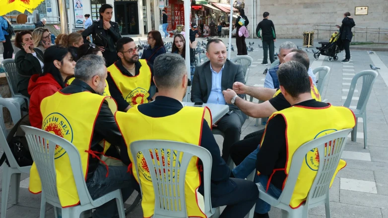 Başkan Sevindi Eğitimcilerin Yanında