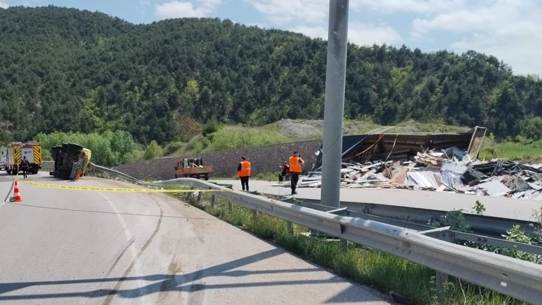 Amasya’da Feci Kaza: Parke Yüklü Tır Devrildi, Sürücü Hayatını Kaybetti