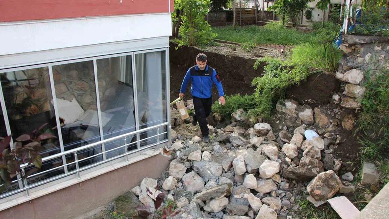 Amasya’da duvar yıkıldı, gürültüyü duyanlar deprem sandı