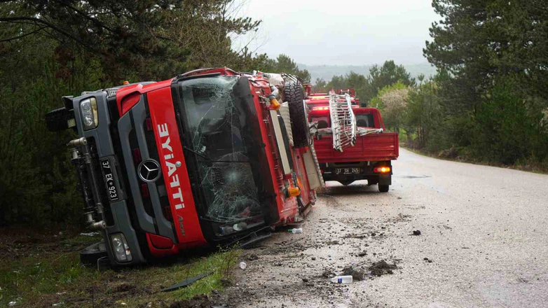 İtfaiye aracı kaza yaptı: 3 personel yaralandı