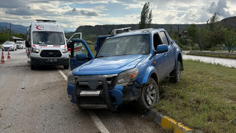 Takla Atan Kamyonetteki Aynı Aileden 4 Kişi Yaralandı