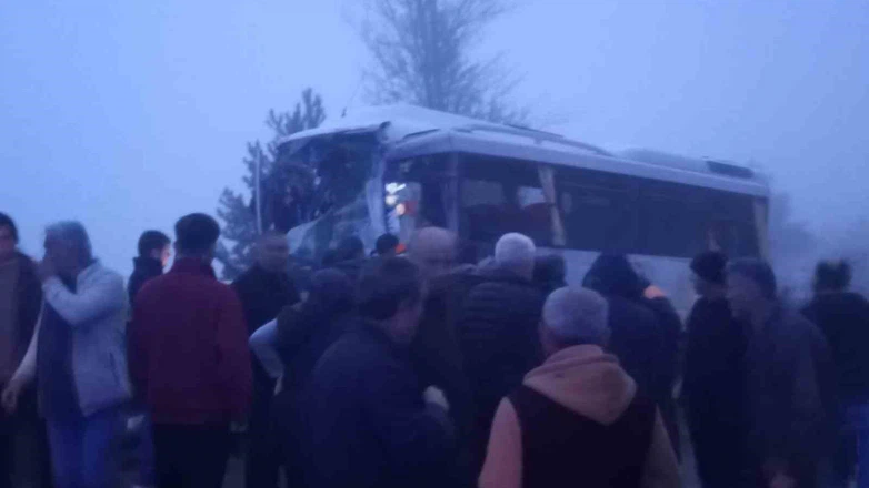 Yakıt Yüklü Tır İle Midibüs Çarpıştı: 3 Yaralı