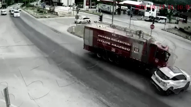 Amasya’da yangına giden itfaiye aracı otomobile çarptı