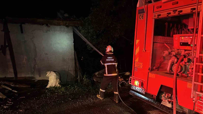 Ahır Yangını: 1 Buzağı Telef Oldu, 1 İnek Yaralı Kurtarıldı