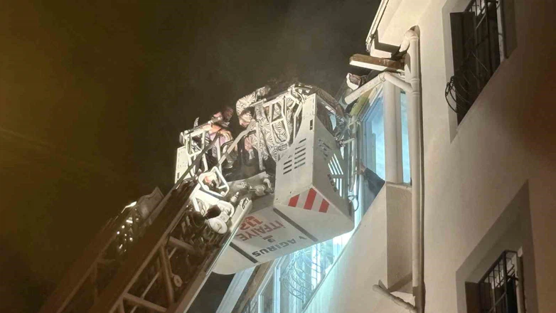 Çorum’da alevlerin sardığı apartman dairesinde mahsur kalan 7 kişi itfaiye merdiveniyle kurtarıldı
