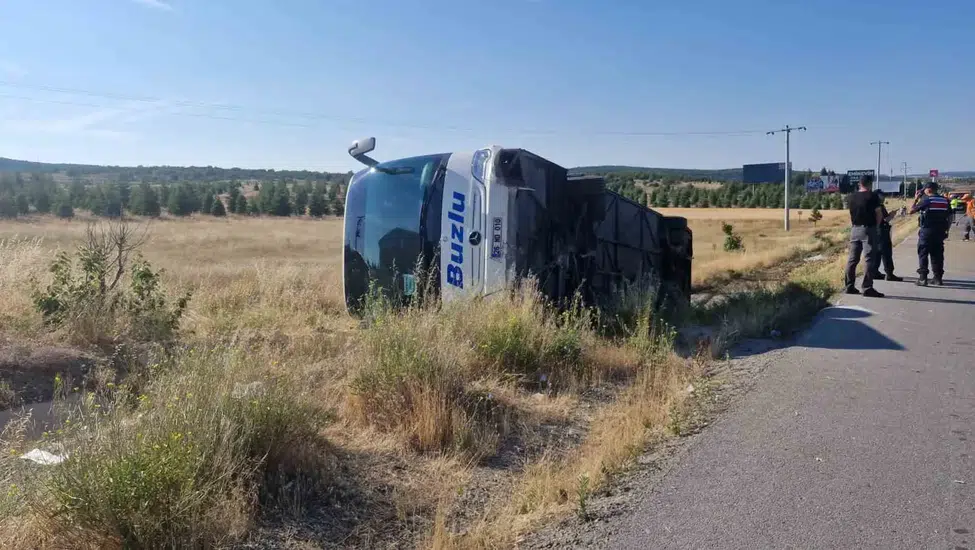 Yolcu Otobüsü Şarampole Devrildi: 24 Yaralı
