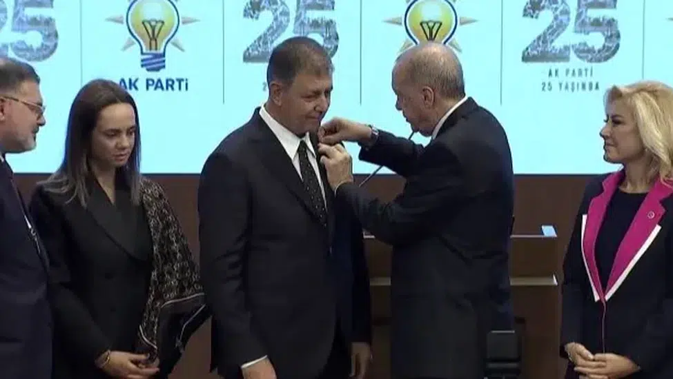 Cemil Tugay AK Parti’de! Erdoğan Rozeti Taktı!
