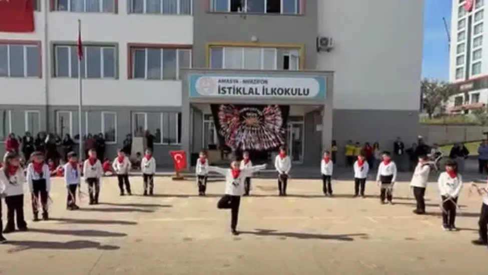 Merzifon’da Minik Efelerden Zeybek Şov!