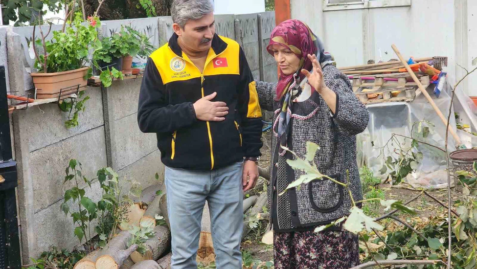 Ağacın Devrildiği Evde Ekipler Seferber Oldu