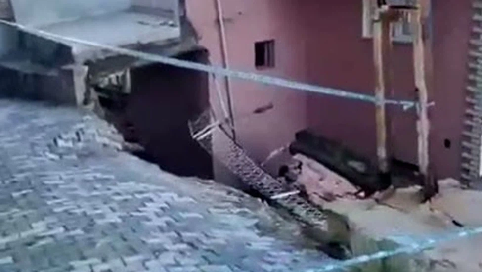 Çöken İstinat Duvarı Binada Hasara Yol Açtı