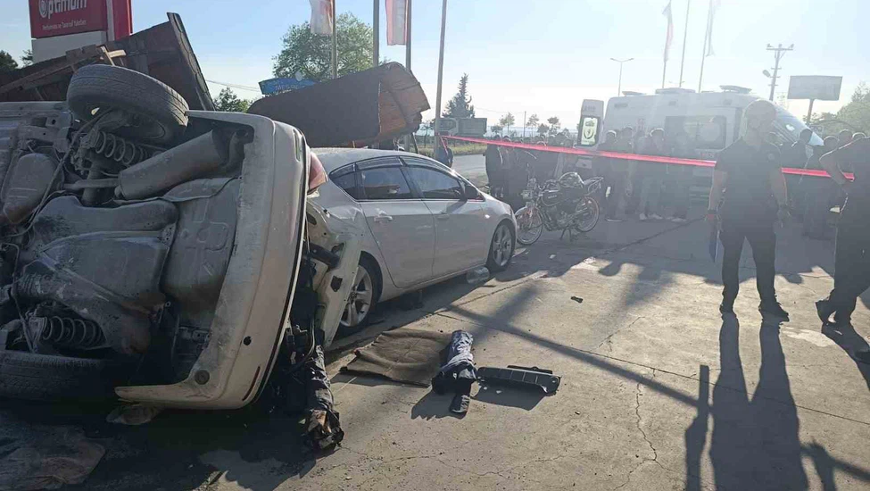 Feci Kaza! Akaryakıt İstasyonuna Dalan Otomobil Çocuklara Çarptı