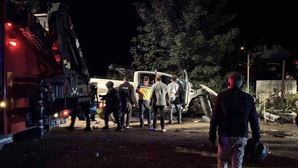 Lüks Pikap Tırın Dorsesine Saplandı: 3 Yaralı