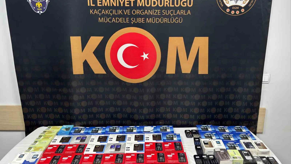 Kaçak Telefon Operasyonu! Araçtan 102 Cep Telefonu Çıktı
