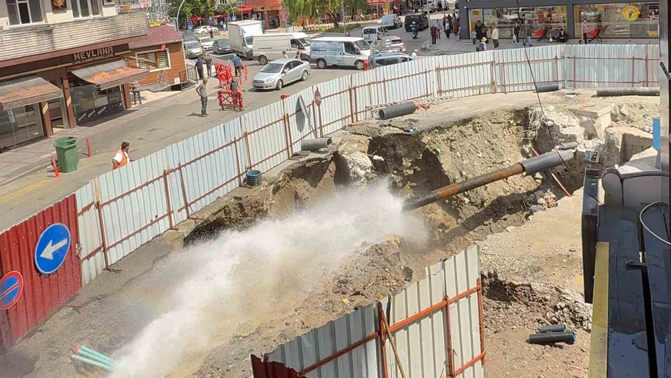 Yol Çalışmasında Ana Su Hattı Patladı! 14 Mahalle Susuz Kaldı