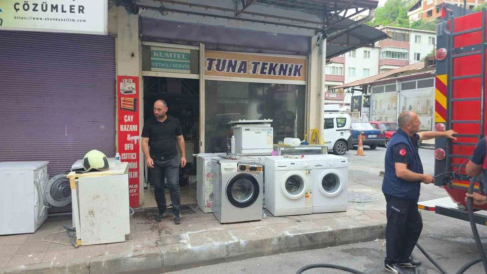 Beyaz Eşya Deposunda Yangın Paniği! Çok Sayıda Ürün Kullanılamaz Hale Geldi