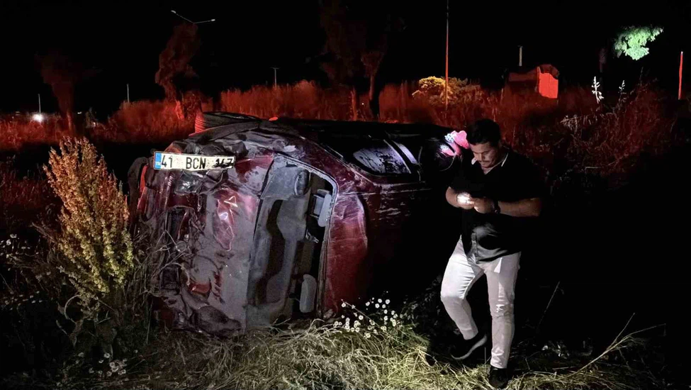 Korkutan Kaza! Takla Atan Otomobil Hurdaya Döndü, 2 Kişi Araçta Sıkıştı