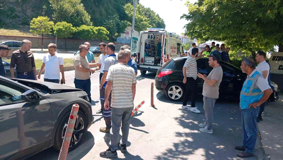 Kontrolden Çıkan Araç Cami Bahçesine Daldı!