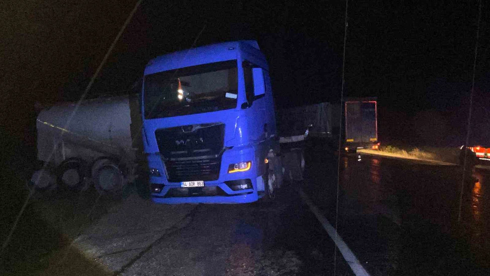 Yağış Kazayı Beraberinde Getirdi: İki Tır Çarpıştı!