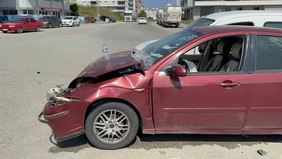 İki Araç Çarpıştı: Baba ve Oğlu Yaralandı