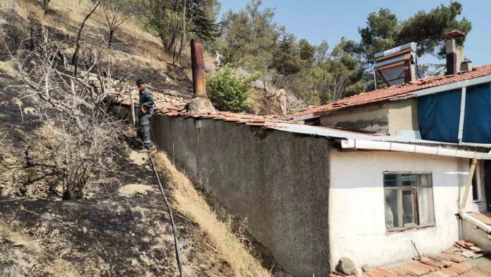 Otluk alanda çıkan yangın eve sıçramadan söndürüldü