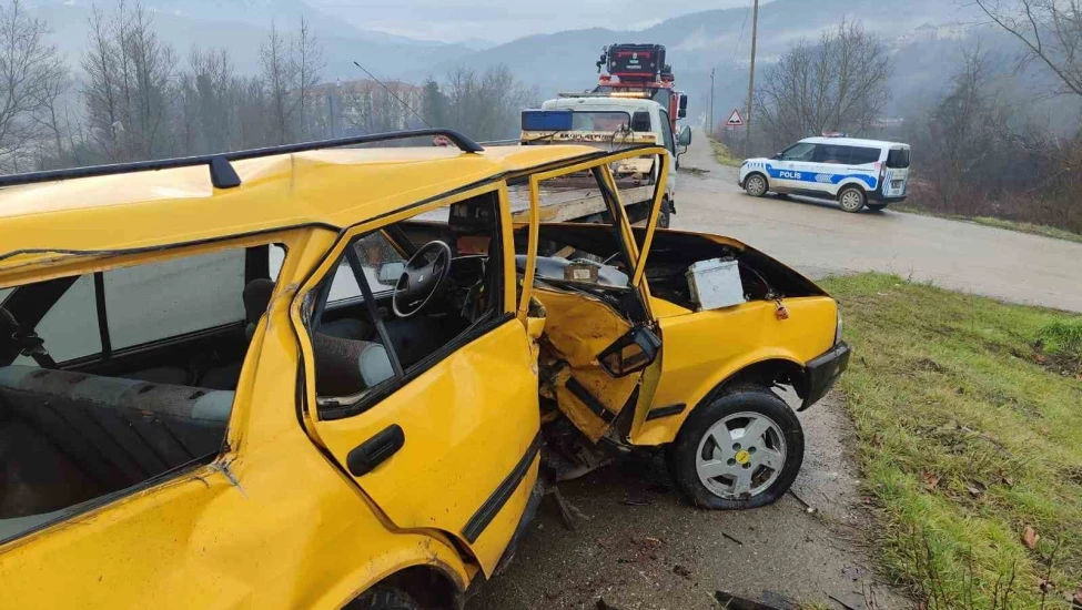 Otomobil demir bariyere çarptı: 1 yaralı