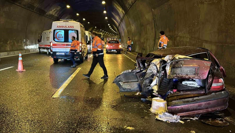 Tırla çarpışan otomobil hurdaya döndü: 5 yaralı