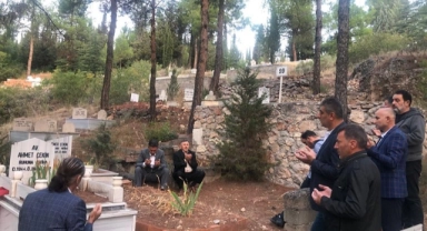 İlk ziyaretini Kabristanlığa yaptı