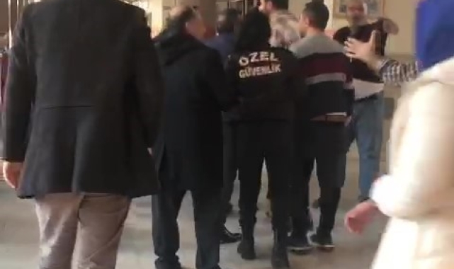 Okulu basan veliler öğretmenleri darp etti