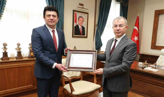 Bakanlıktan öğrencisinin hayatını kurtaran Hüseyin Öğretmene başarı belgesi