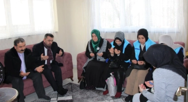 Müftü Durmuş Depremzede Aileleri Ziyaret Etti