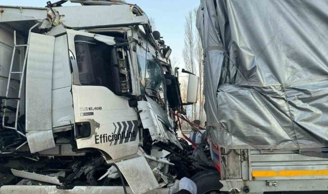 Tır, tıra arkadan çarptı: 1 ölü