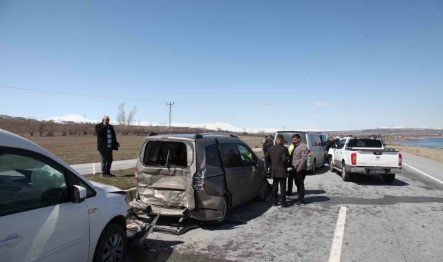 Cenaze konvoyunda zincirleme trafik kazası: 1 yaralı
