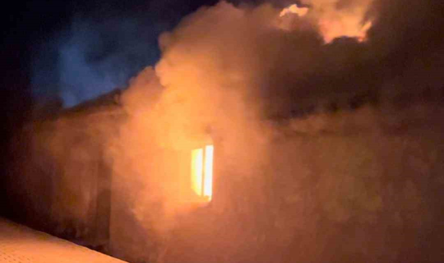 Köy evi alevlere teslim oldu: 2 yaralı
