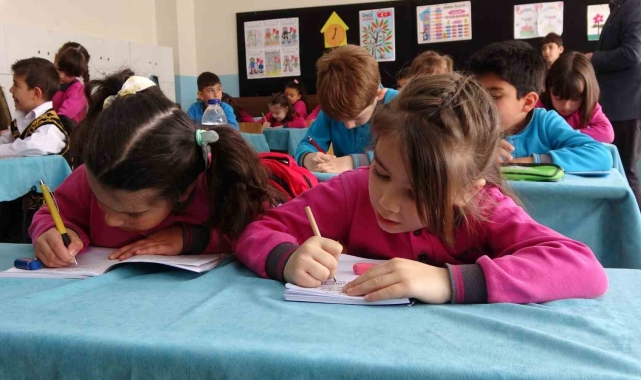 Okuma yazmayı öğrenen öğrencilerin ilk mektubu Bakan Tekin'e oldu
