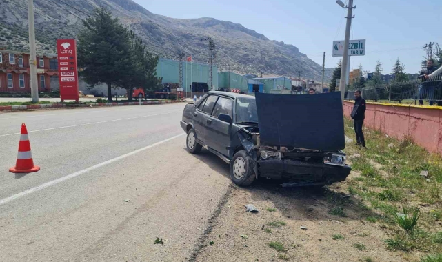 Otomobil yoldan çıktı, 1'i ağır 2 kişi yaralandı