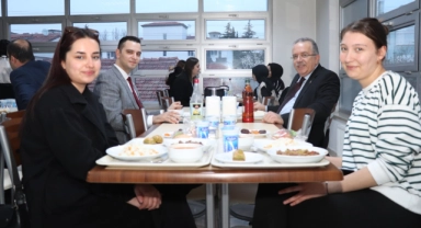 Turabi, Öğrencilerle Voleybol Maçı Yaptı
