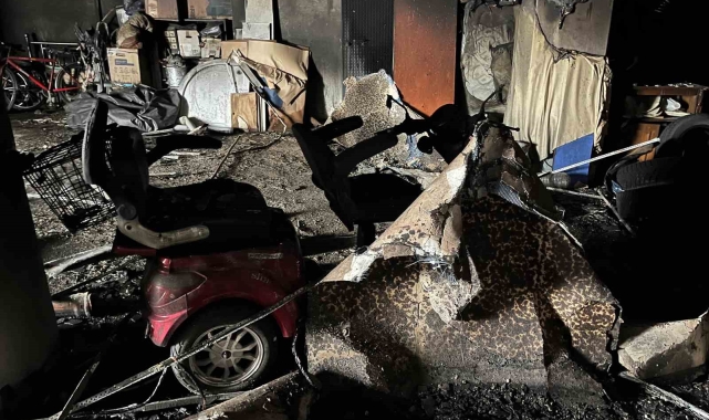 Yangında kullanılamaz hale gelen 3 bloklu apartman tahliye ediliyor