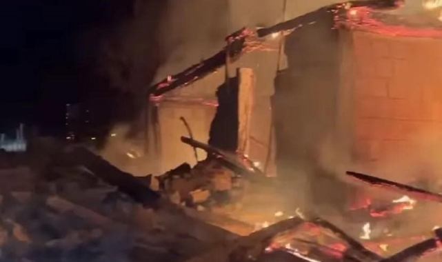 Alevlere teslim olan ev kullanılmaz hale geldi