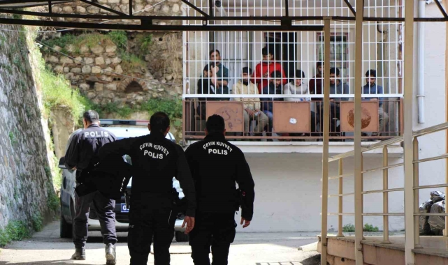 Amasya'da yakalanan 64 kaçak göçmenden 25'i Göç İdaresi Müdürlüğü binasından kaçtı