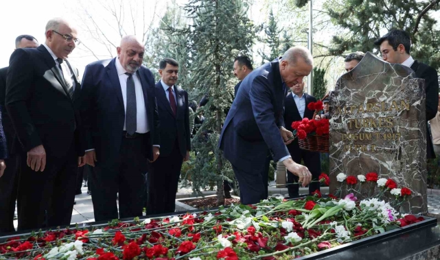 Cumhurbaşkanı Erdoğan, Alparslan Türkeş'in kabrini ziyaret etti.