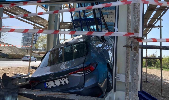 Uykuya dalan sürücü üst geçit asansörüne çarptı: 4 yaralı