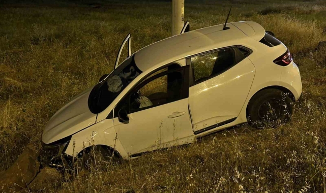 Kontrolden çıkan otomobil karşı şeride geçip şarampole yuvarlandı: 3 yaralı