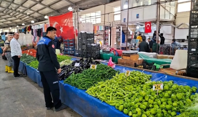 Zabıta ekiplerinden semt pazarında fiyat etiketi denetimi