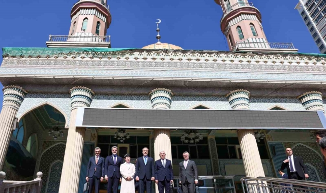 Bakan Fidan, Urumçi'de Yanghang Camii ziyaret etti ve çarşı gezdi