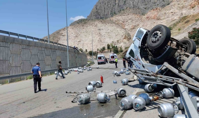 Amasya'da tüp yüklü kamyon devrildi: 1 ağır yaralı