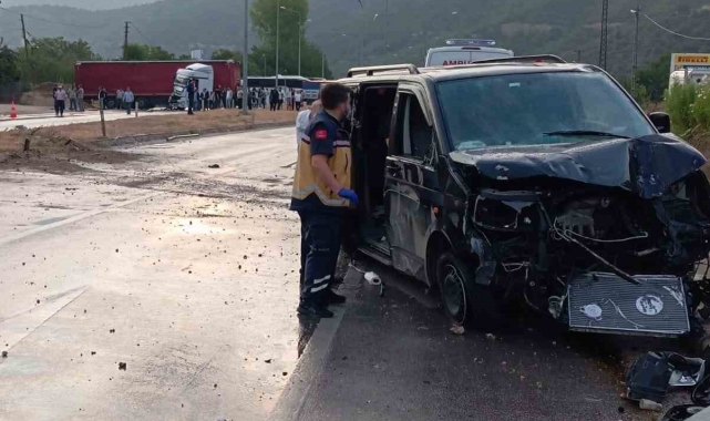 Amasya'da 2 tır ve panelvan minibüs zincirleme kazaya karıştı: 4 yaralı