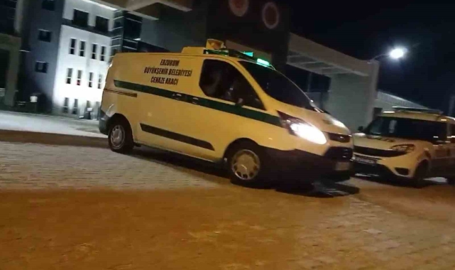 Babası ve babasının kadın arkadaşını öldürdü