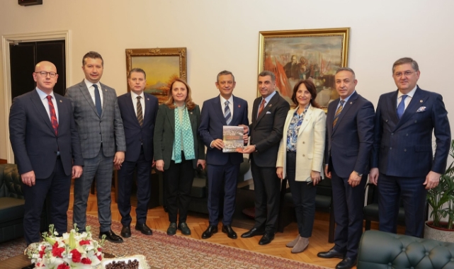 CHP Milletvekilleri raporlarını Özel'e sundu