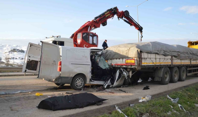Hafif ticari araç tıra çarptı: 1 ölü, 2 yaralı