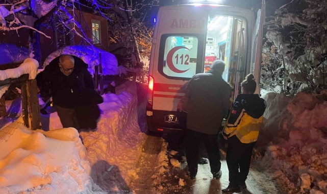 Kar sebebiyle yolları kapanan köylerdeki hastalar için seferber oldular
